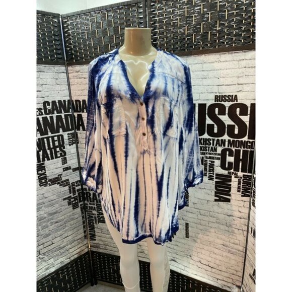 Torrid M/L Blue Tie-Dye Split Neck 3/4 Sleeve Top - Picture 1 of 6